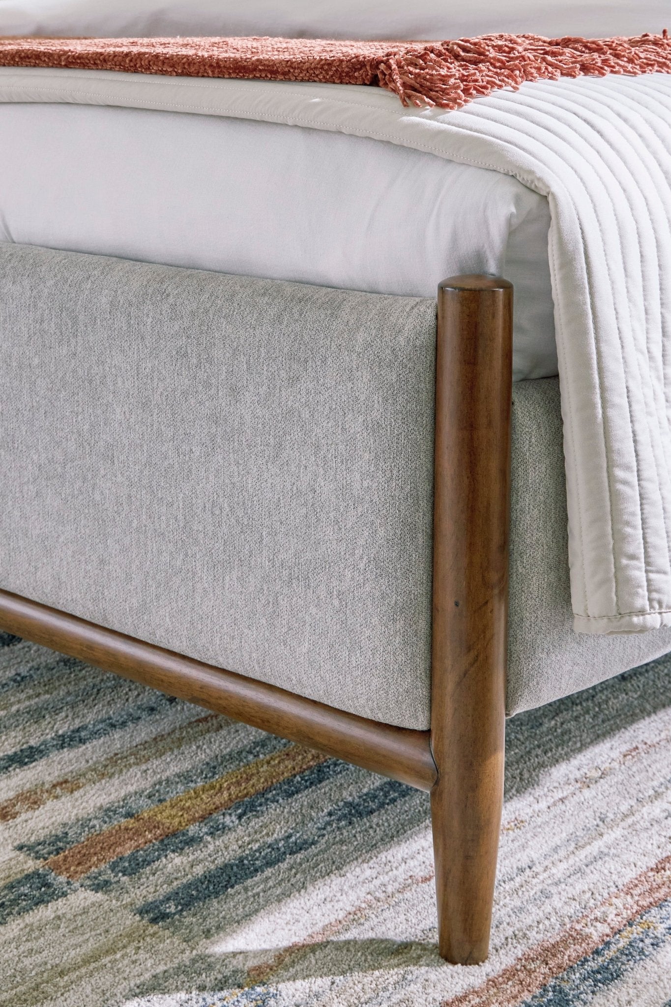 Lynn Queen Bed -